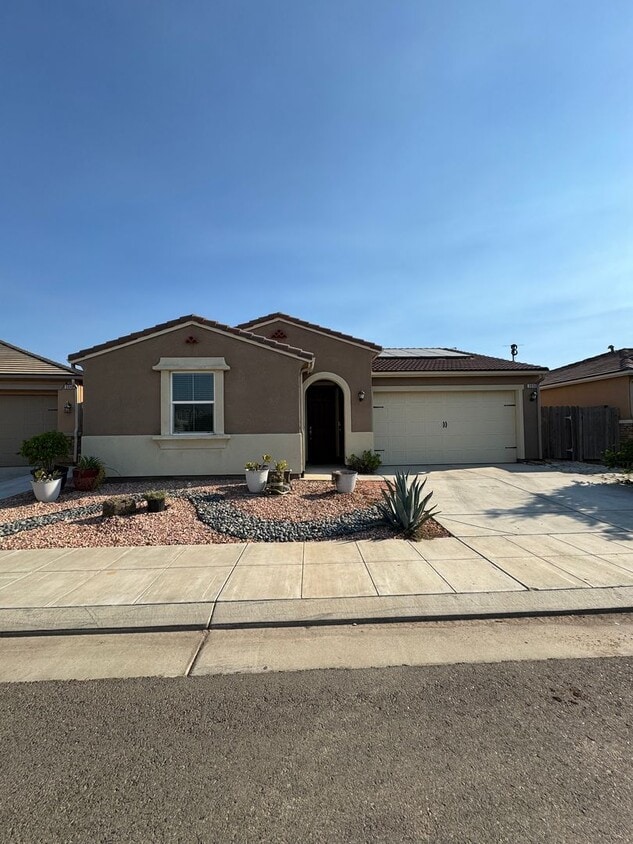 Primary Photo - Move-in Ready Clovis Gem!