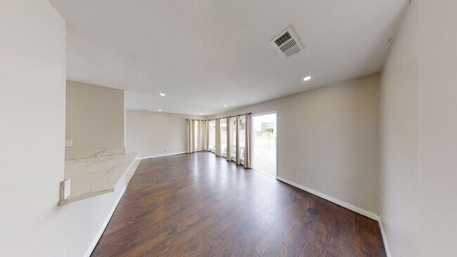Foto del edificio - 5BD/2BA, Easy Walk to Campus!! (Lease out, pending signatures. Check back in a few days!)