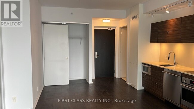 Building Photo - 125 Peter St