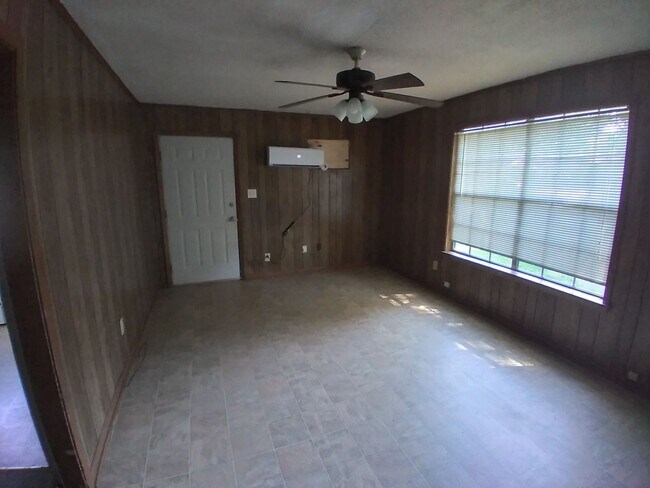 Building Photo - *LEASED* 3 Bedroom, 2 bathroom home for le...