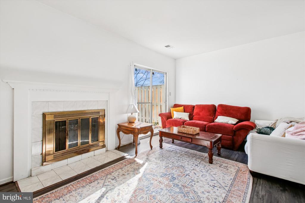 Foto principal - 8703 Village Green Ct