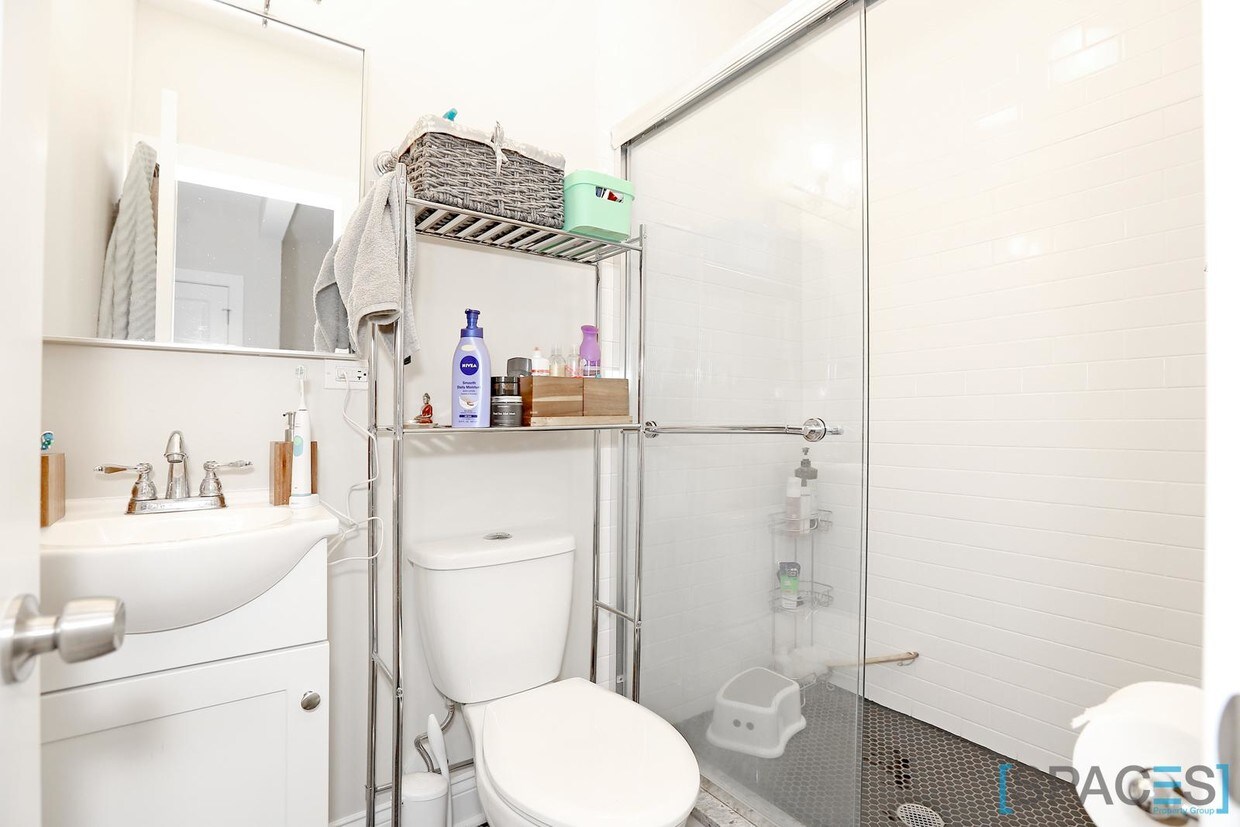 Building Photo - 1334 W 18th St