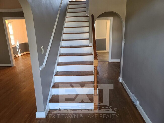 Building Photo - Spacious and charming home with 3 bedrooms...