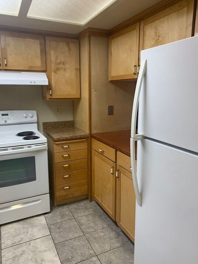 Building Photo - Beautifully Upgraded Condo
