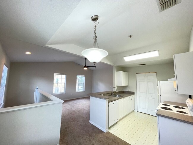 Building Photo - 1 Bedroom / 1 Bath Condo in Gated Communit...