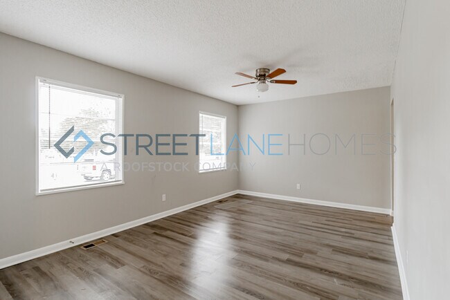 Building Photo - SIGN LEASE BY 2/28 AND GET $250 OFF FIRST ...