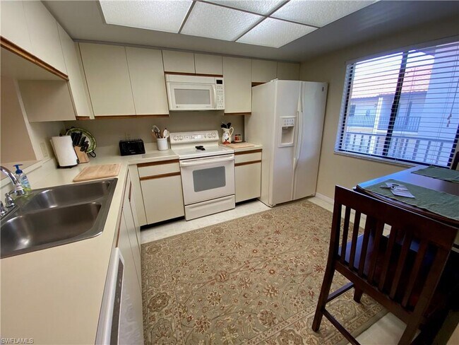 Building Photo - 13021 Cross Creek Blvd