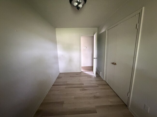Foto del edificio - 905 Maple Dr