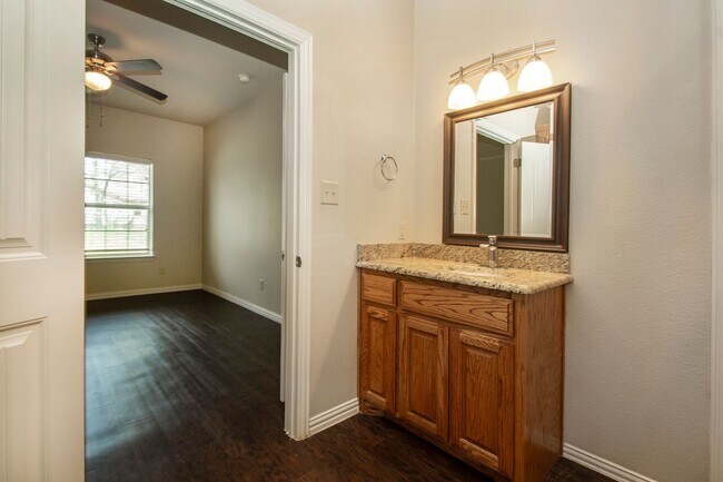 Foto del edificio - House For Lease in Denison -- 3 Bed/2 Bath