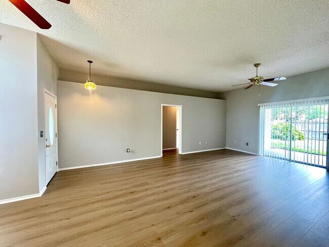 Building Photo - 3/2 ALAFAYA WOODS ADORABLE HOME in OVIEDO!