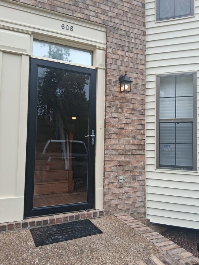 Building Photo - 606 Independence Ct
