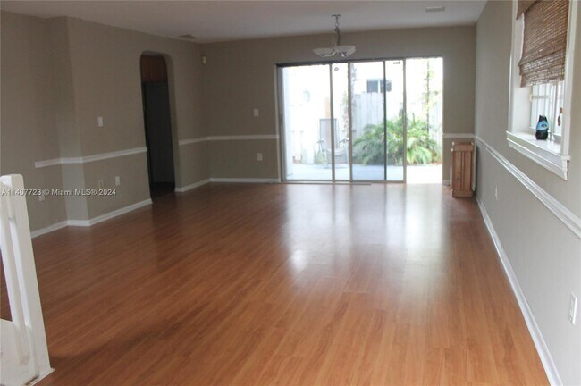 Foto del edificio - 21230 NE 3rd Ct