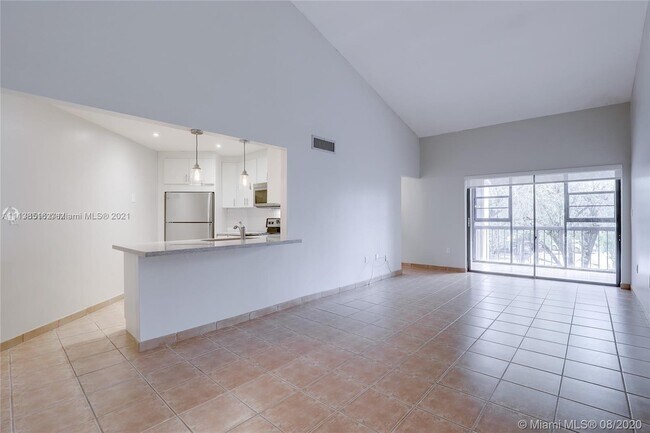 Building Photo - 9433 Fontainebleau Blvd