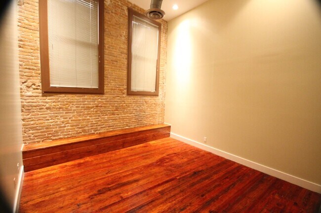 Foto del edificio - 319 S Flores St