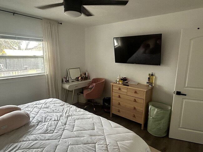 Foto del edificio - Cozy 2-Bedroom Home in the Heart of St. Petersburg