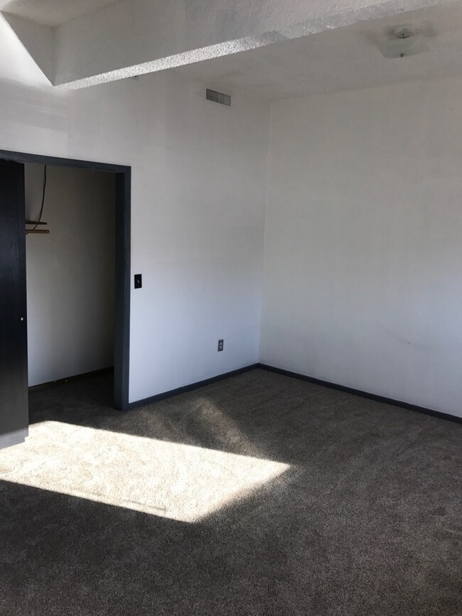 Building Photo - 410 E Main Ave