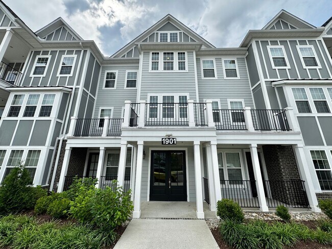 Building Photo - 2 Bed, 2 Bath Condo on Top Floor w/ Elevat...
