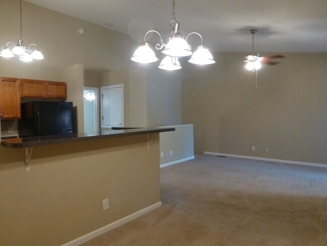 Foto del edificio - 3 bed, 2 bath, 2 car garage townhouse w/ b...