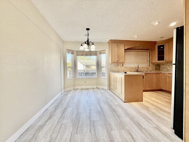 Building Photo - 9209-9213 213 St