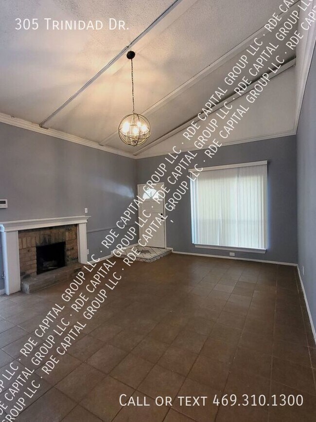 Building Photo - Generously sized 2 bed/1bath duplex AVAILA...