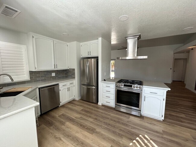 Foto del edificio - 3 Bedroom 2 Bathroom in NW Visalia