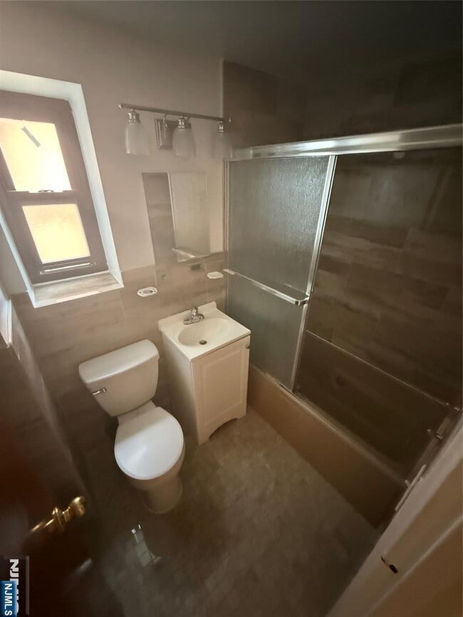 Building Photo - 2329 Hudson Terrace