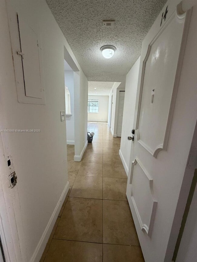 Foto del edificio - 10701 Royal Palm Blvd