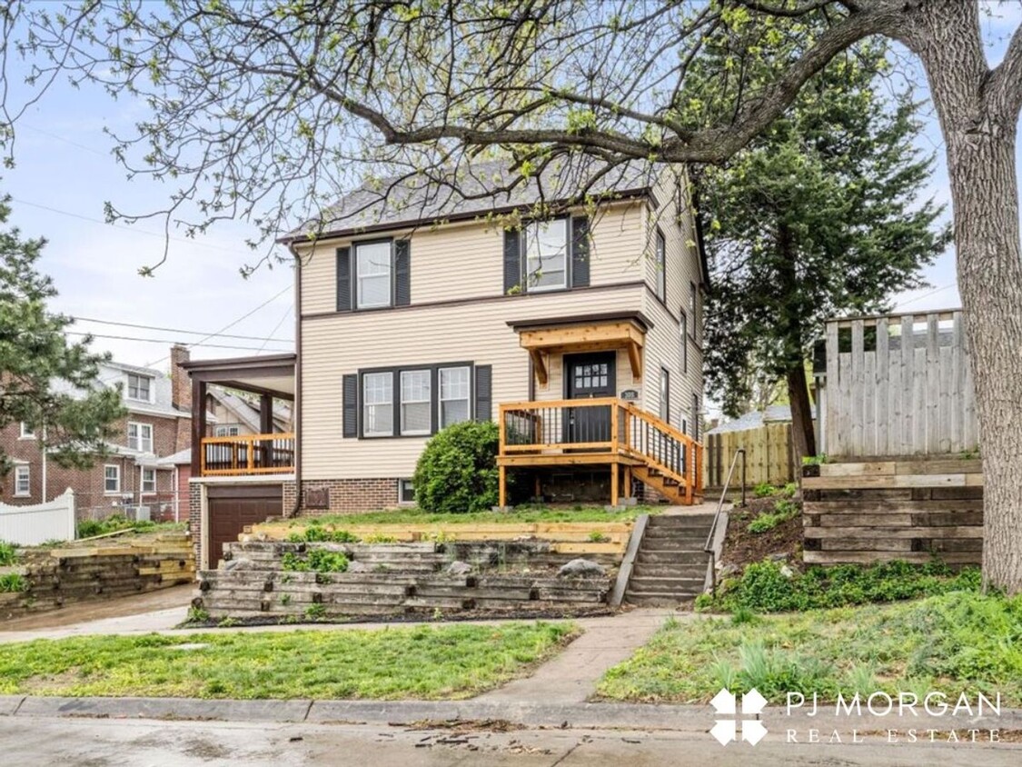 Primary Photo - Charming 3 Bedroom, 2 Bathroom Home - Avai...
