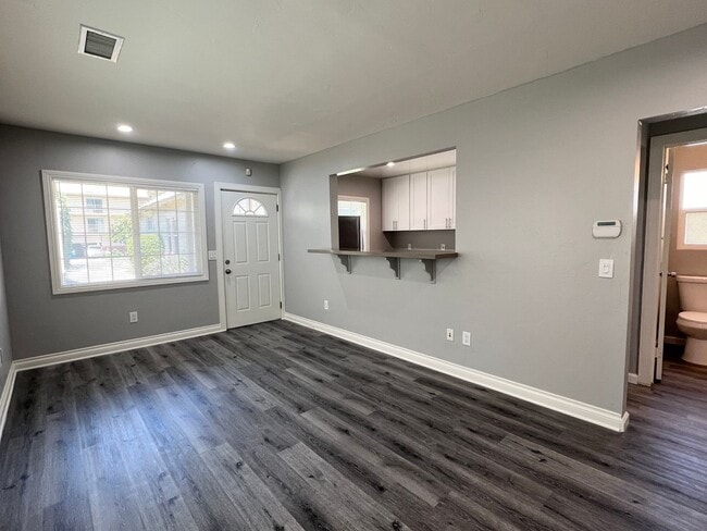 Building Photo - Stunning Remodeled 1-Bedroom Cottage w/Cen...