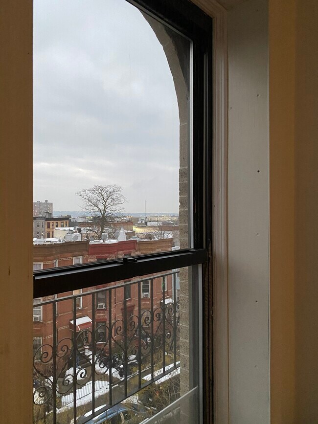 Building Photo - 539 51st St