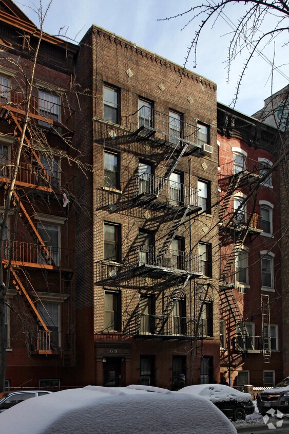 Building Photo - 69 E 7th St