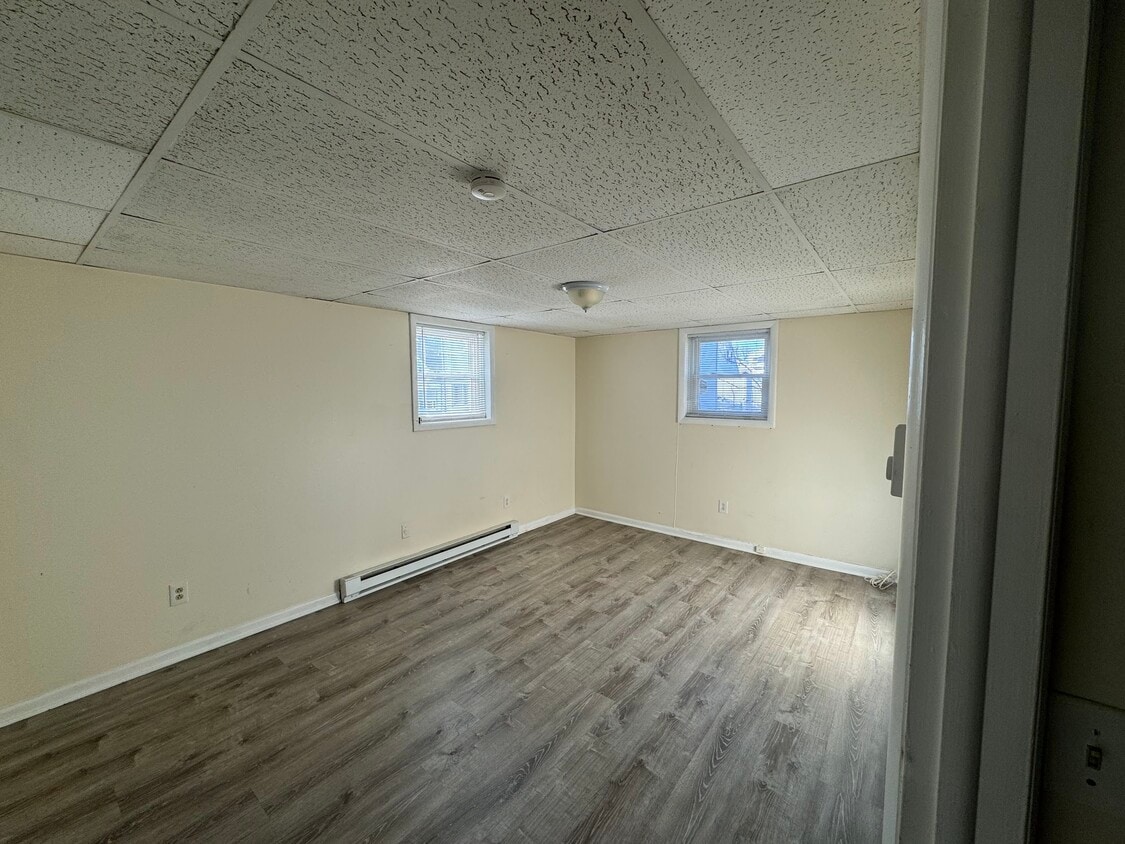 Master bedroom - 52 Beacon Ave