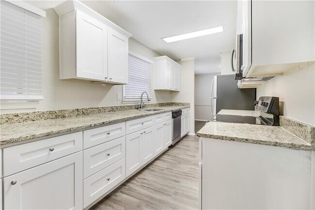 Building Photo - 2800 Kingston Terrace