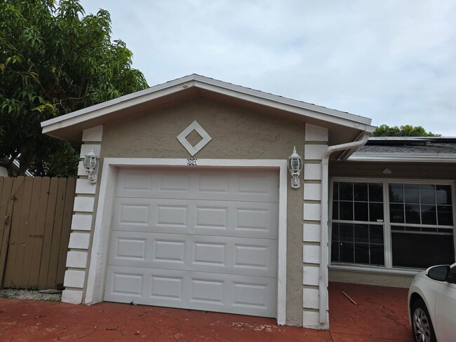Photo - 301 NW 83rd Way House