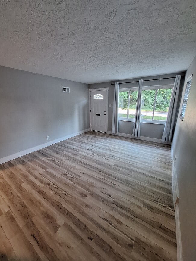 Building Photo - 7403 Weil Ave