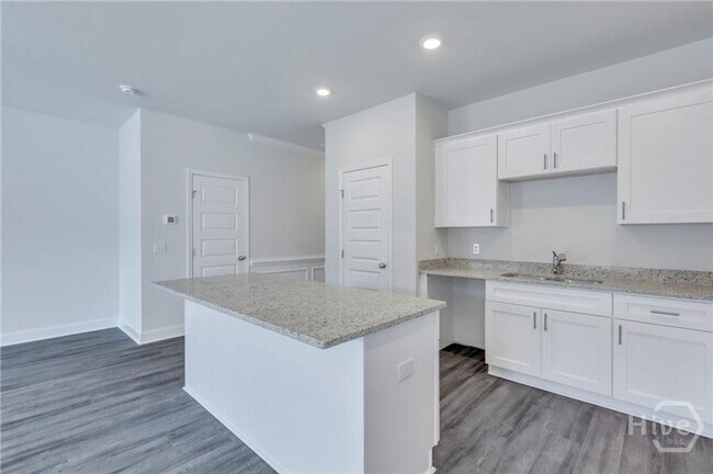 Foto del edificio - $500 OFF FIRST FULL MONTHS RENT WITH MOVE IN BEFORE February 15th 2026-Townhome conveniently loca...