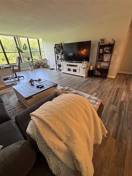 Building Photo - 2660 Carambola Cir N