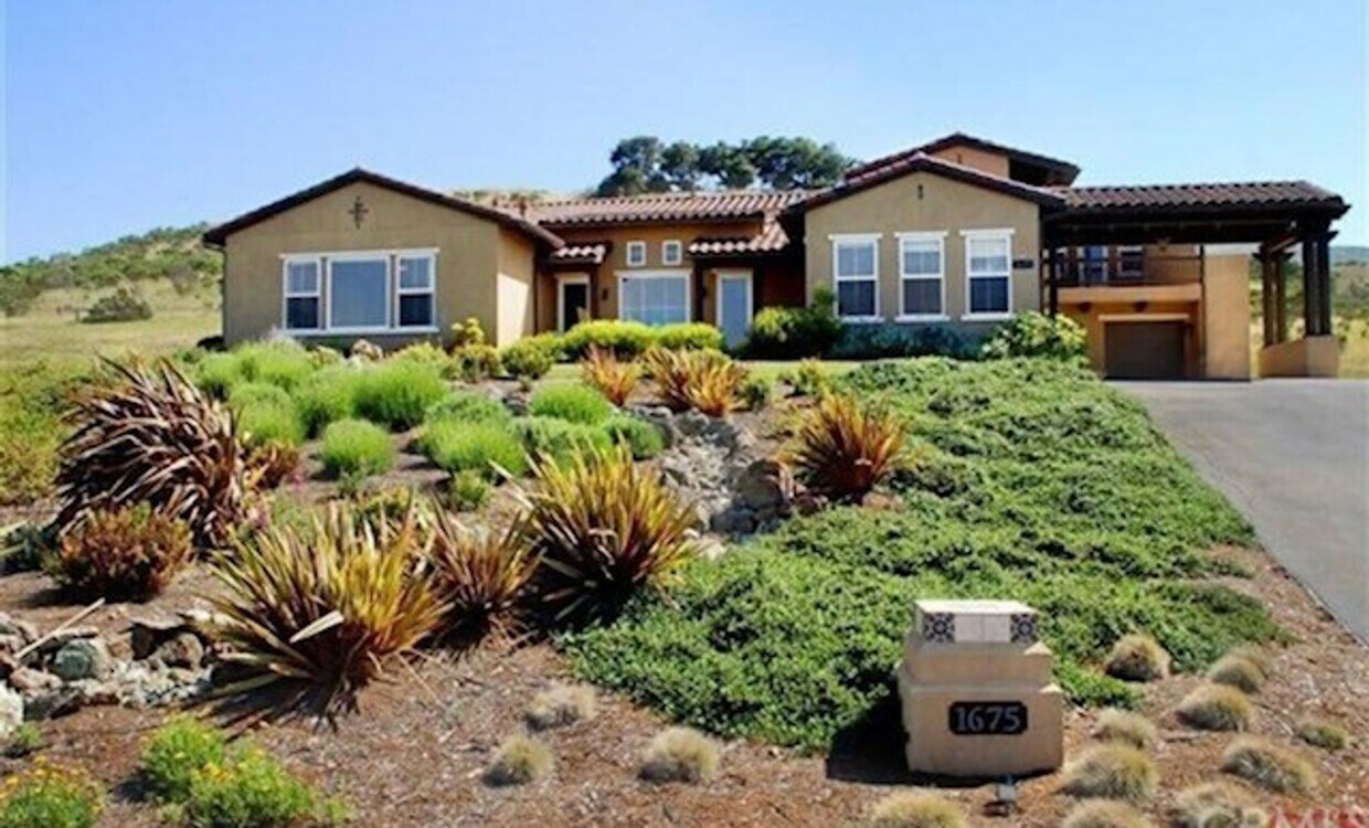 Foto principal - Beautiful 4Bd/4.5 Bath home on acre
