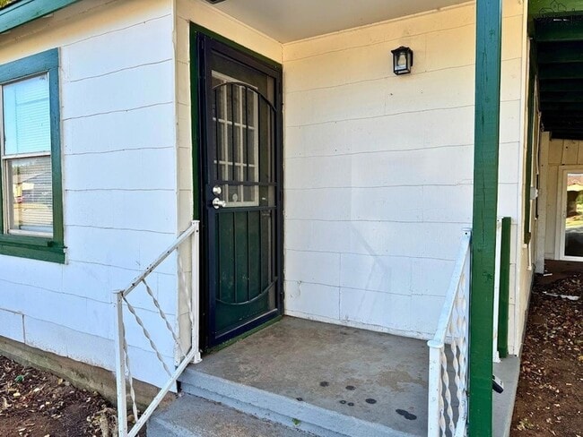 Building Photo - 1627 Oceola Ave