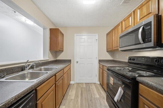 Foto del edificio - 8201 Fairington Ridge Cir