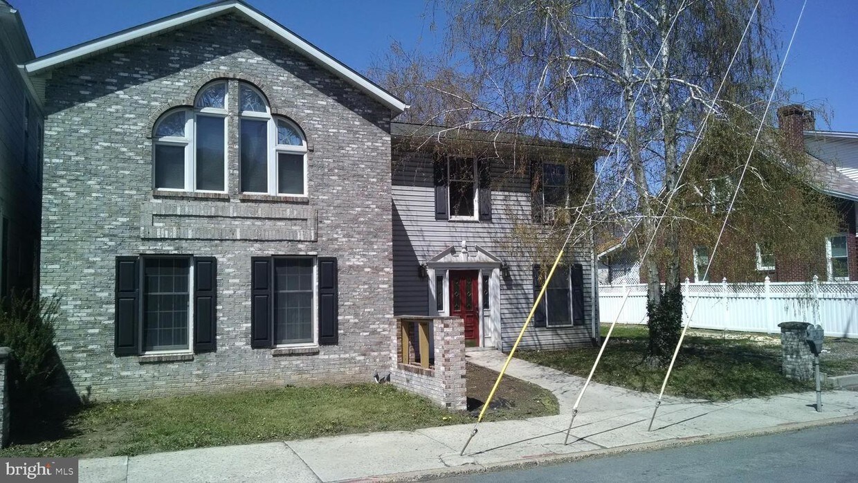Primary Photo - 21 N Davis St