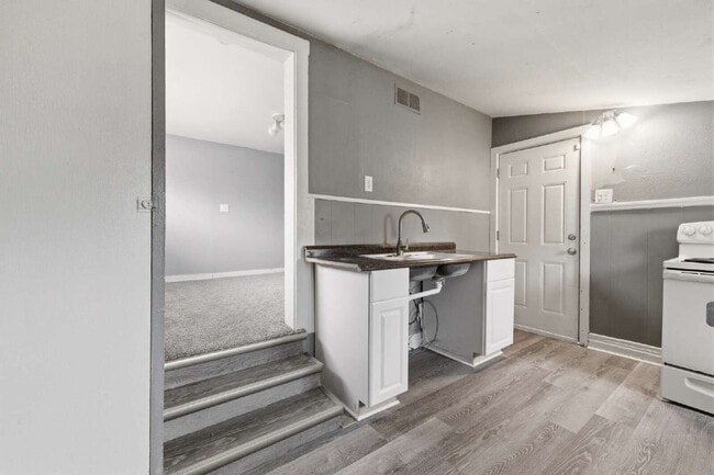 Foto del edificio - 1 Bed 1 Bath with TWO Bonus Rooms in Delmar Parkway!