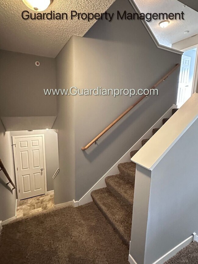 Foto del edificio - Champlin Town Home, 2 Car Garage, Dishwasher, Washer/Dryer, Balcony, May/June Move in Dates
