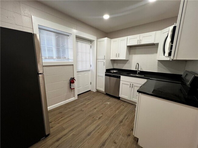 Building Photo - 1890 Broad St