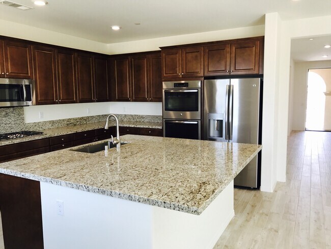 Foto del edificio - Upgraded Brand new 5 bed home in RiverBend community with spectacular view, Eastvale schools
