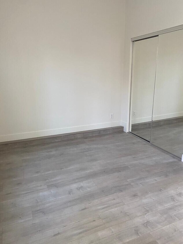 Foto del edificio - 1587 W 35th Pl