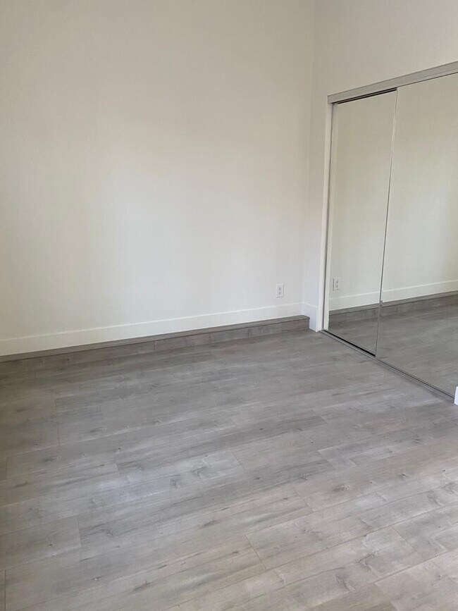 Foto del edificio - 1587 W 35th Pl