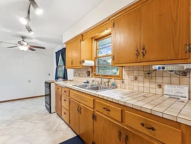 Building Photo - Welcome to this charming 3 bedroom, 3 bath...
