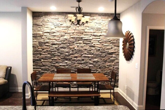 Foto del edificio - Beautiful 3BR/2.5BA townhome with all the ...