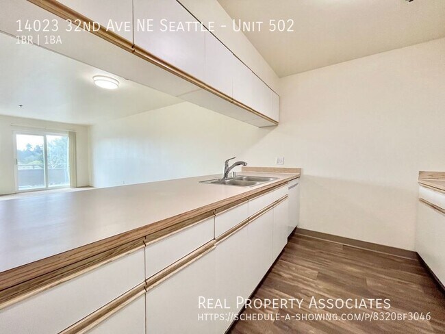 Building Photo - Spacious Top Floor 1-Bedroom/1-Bathroom! I...